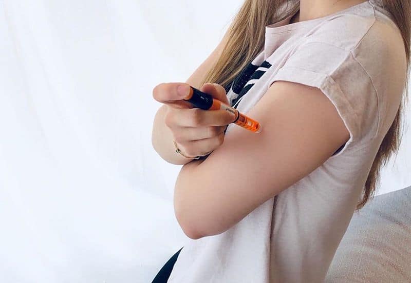 Negin Izadkhasti spritzt sich Insulin in den Arm