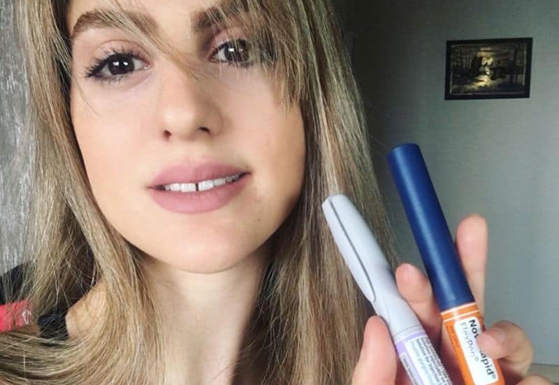Negin Izadkhasti hält 2 Insulinpens