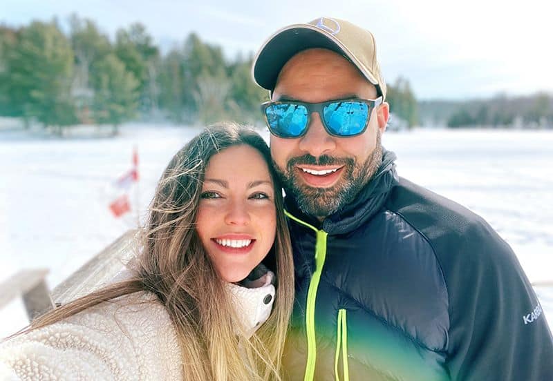 Erica Mackay y su esposo se toman una selfie en la nieve