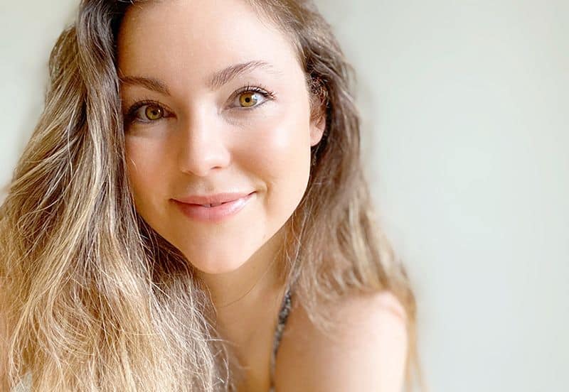 Erica Mackay sonriendo a la cámara