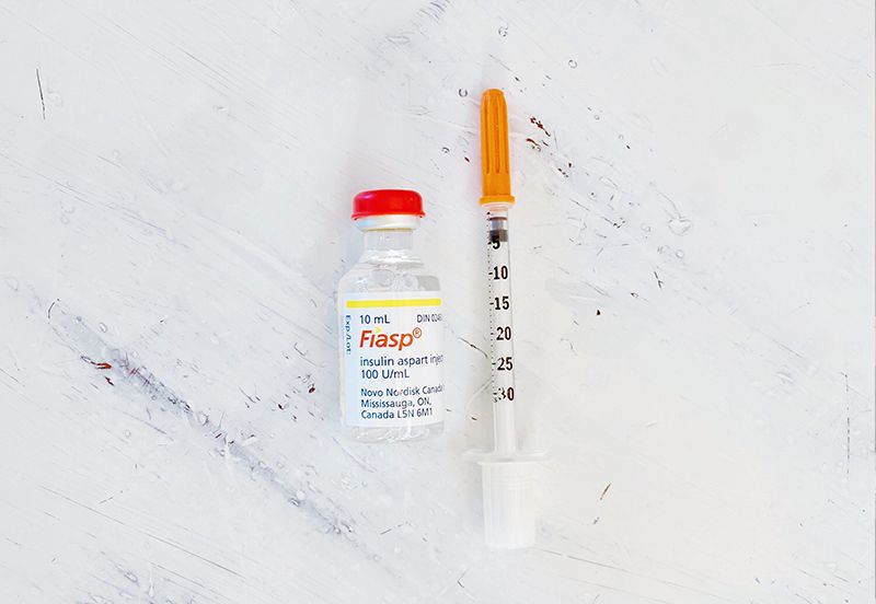 Una jeringa y una botella de insulina Fiasp