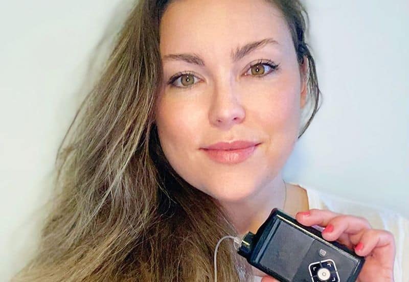 Erica Mackay sosteniendo su bomba de insulina