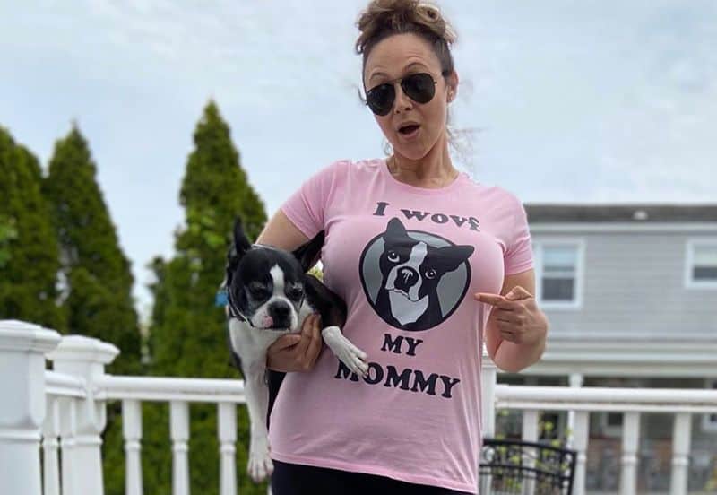 Jennifer S. hält ihren Hund