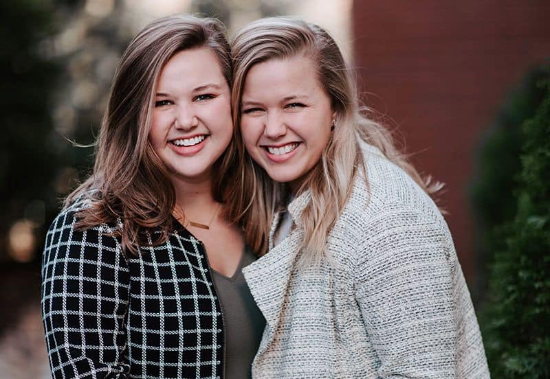 Anna Koon y Margaret Mcelwee sonriendo a la cámara