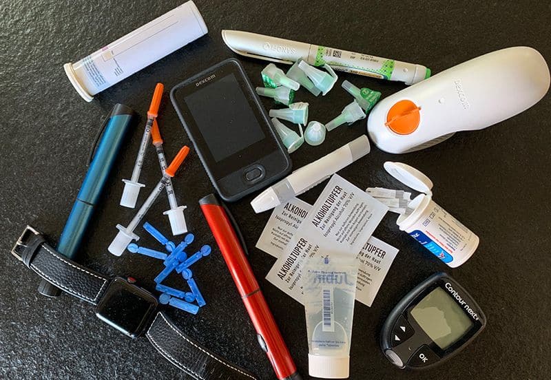 Alex Voigt&nbsp;: son équipement pour diabétiques. Lancettes, stylos à insuline, lecteur de glycémie et Apple Watch.