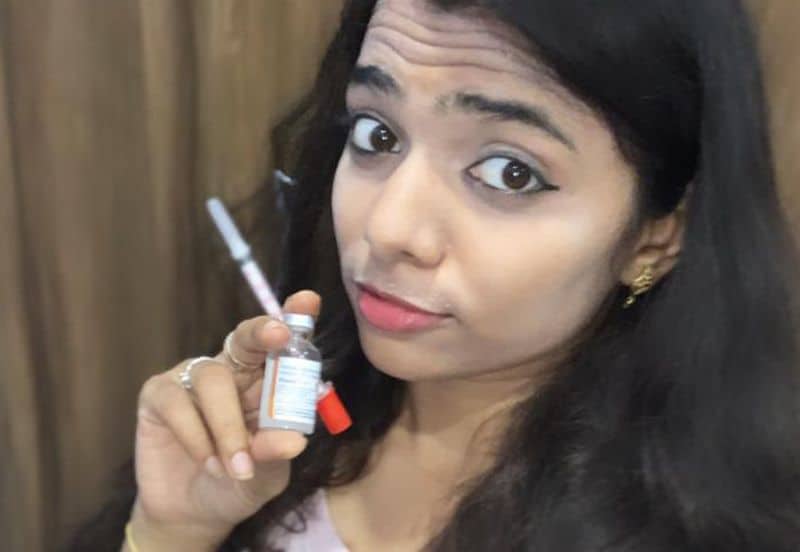 Sravani Rajput tenant son flacon d'insuline et sa seringue.