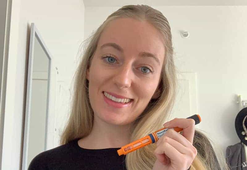 Cerise Thoor 0000 Img 5530 Cerise Thoor tenant son stylo à insuline Novorapid