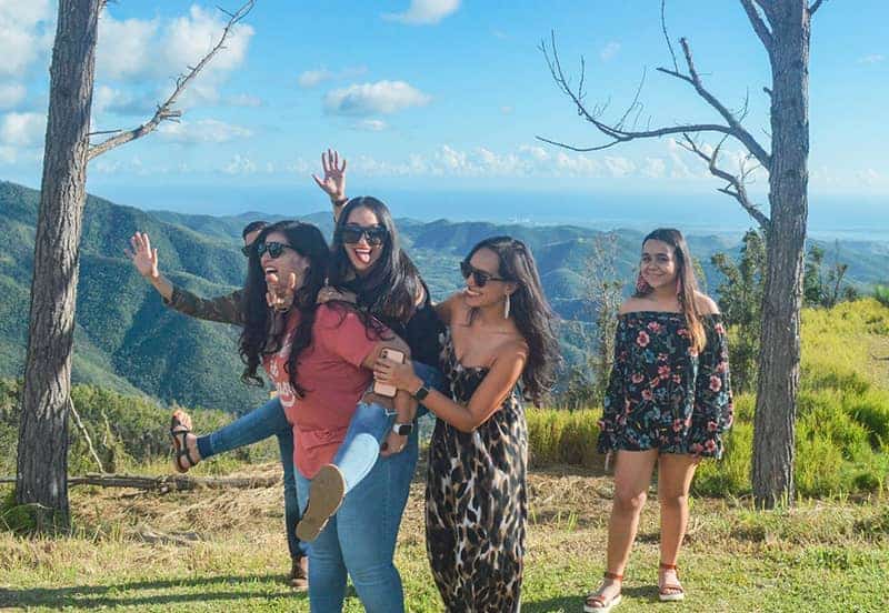 Natalia Angelica Luciano agus Grúpa Ban ag Posadh le haghaidh Grianghraf