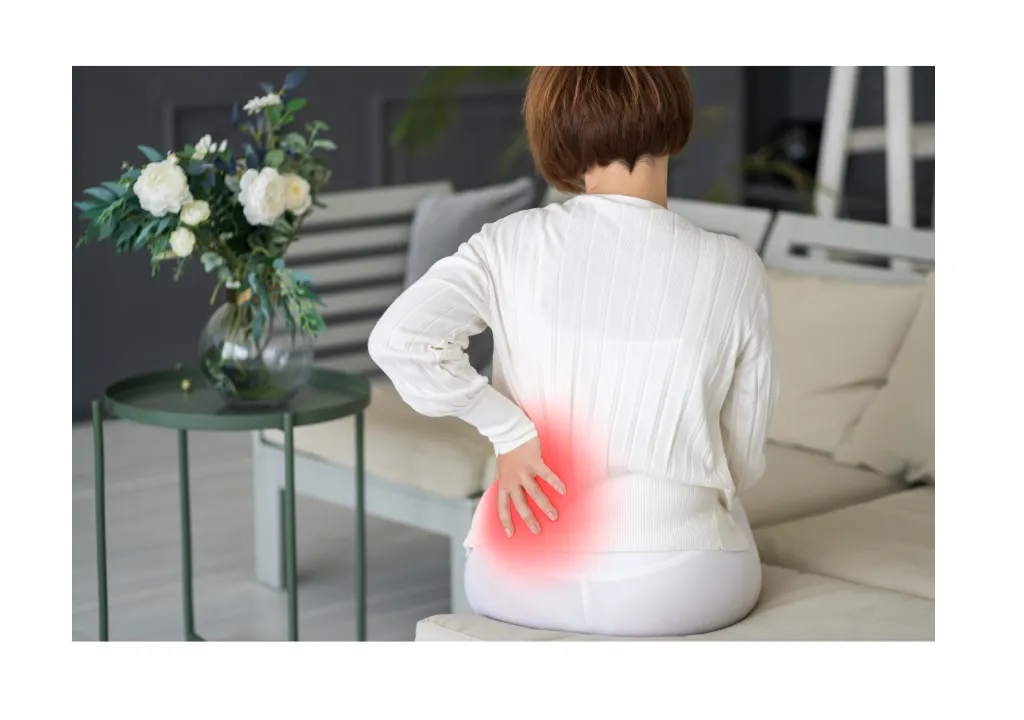 Una mujer señalando el dolor en su espalda