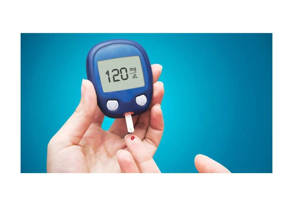 Una persona sosteniendo un medidor de glucosa en sangre