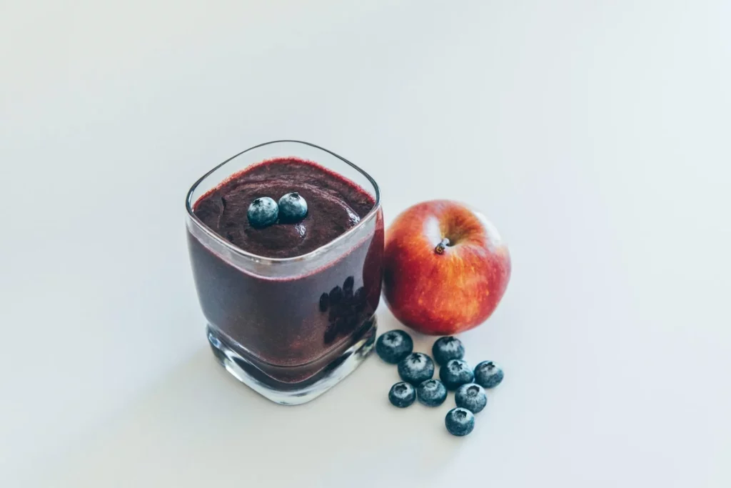 Image3 11Zon 36 A Glass Of Smoothie And An Apple
