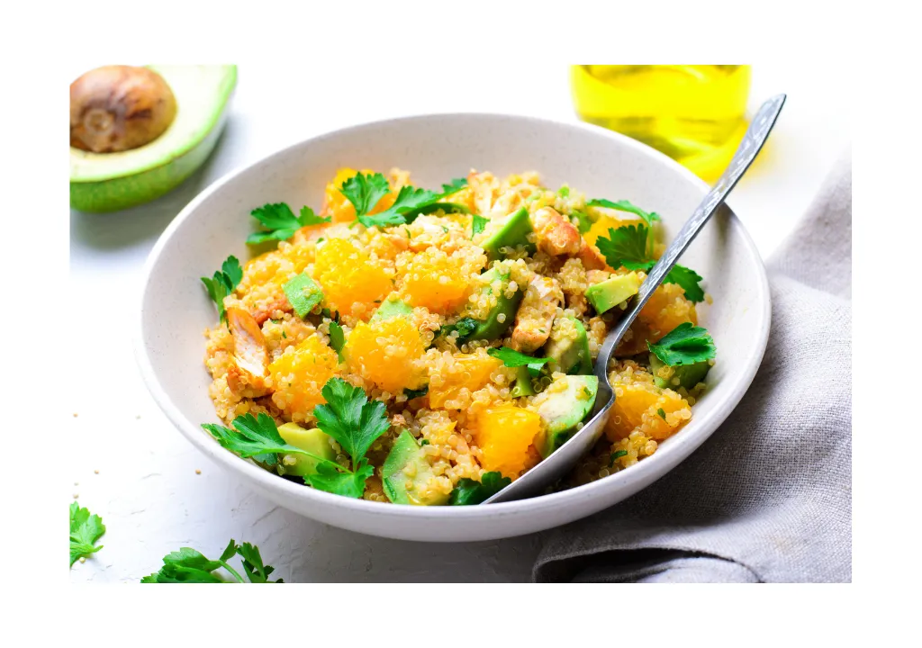 Eine Schüssel mit Essen mit einem Löffel