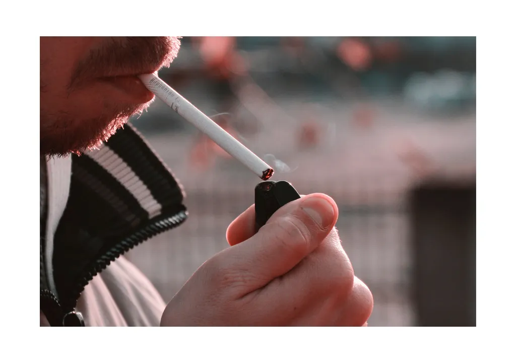 Un hombre encendiendo un cigarrillo