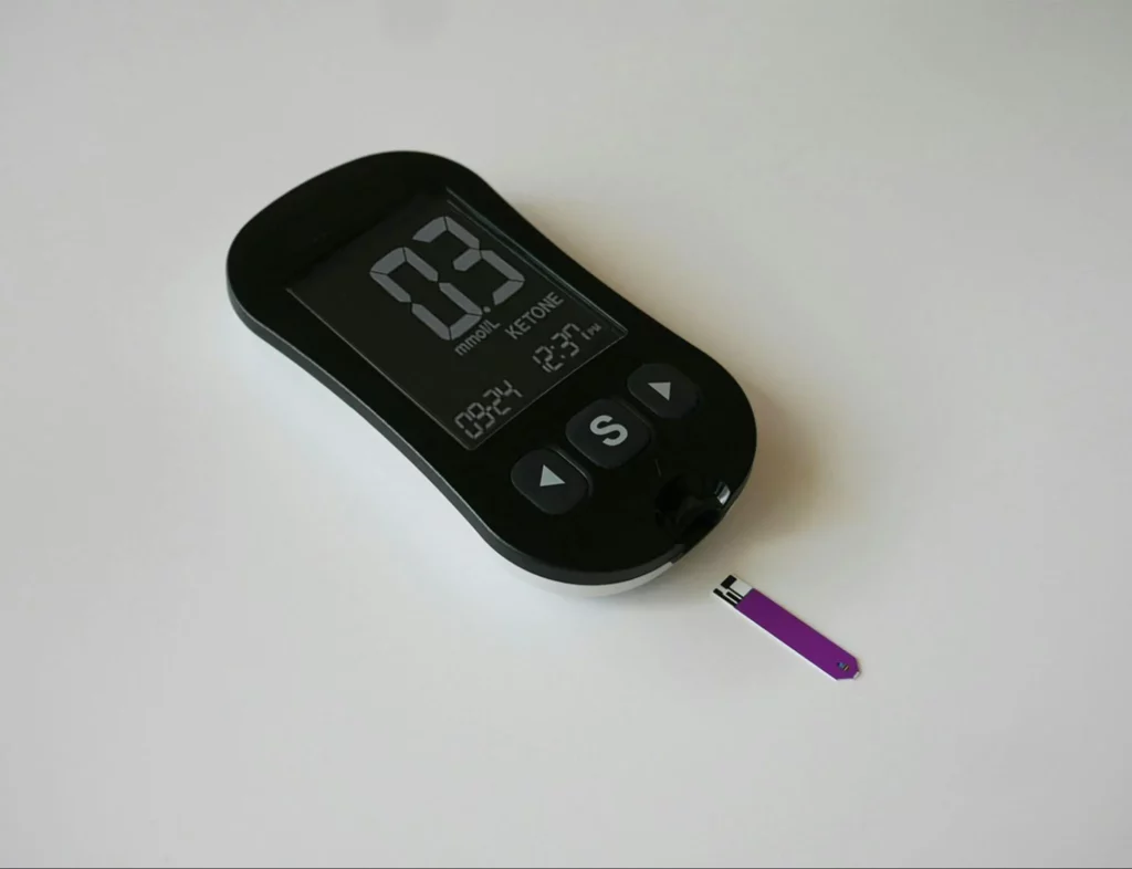 Image6 11Zon 4 A Glucometer With A Screen And A Purple Test Strip