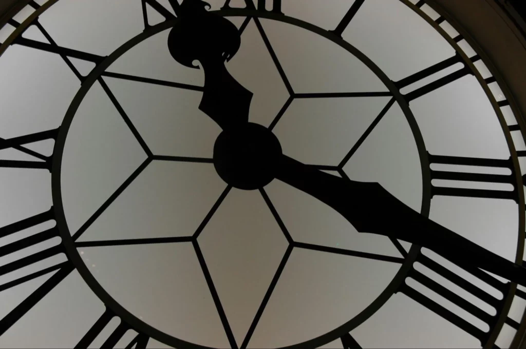 Image8 11Zon 2 A Clock With Roman Numerals