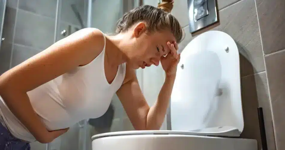 امرأة تضع يدها على رأسها وتتكئ على المرحاض